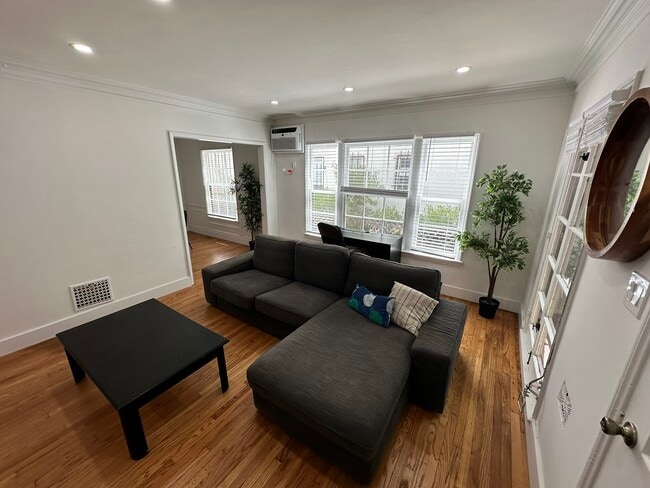 Building Photo - 214 S Arnaz Dr