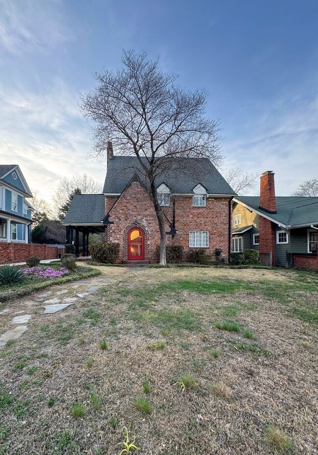 Building Photo - Stunning 4 Bed 4 Bath Haymount Home