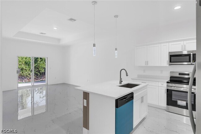 Building Photo - 747 Newell St E