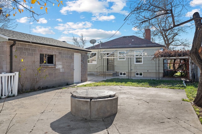 Building Photo - 840 W Montague Ave