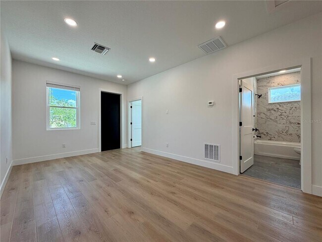 Building Photo - 2846 30th Ave N