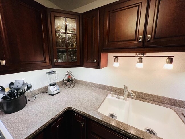 Building Photo - 2 Bed, 1 Bath Newly Renovated Rental