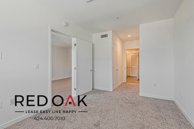 Building Photo - Stunning One Bedroom with Central Heat and...