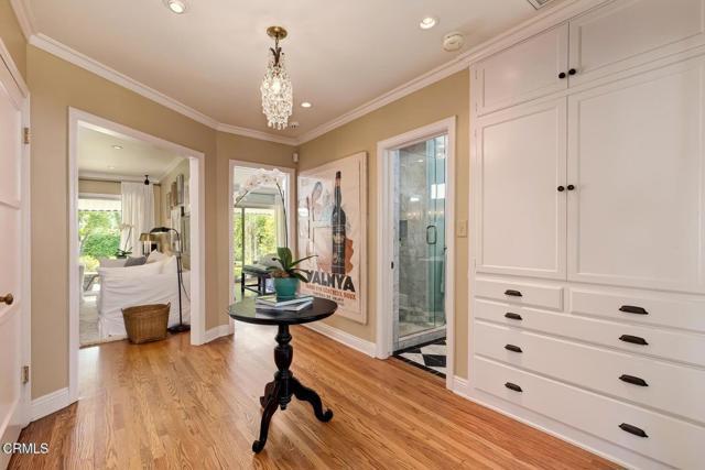 Building Photo - 807 N Doheny Dr