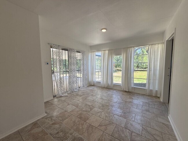 Building Photo - Huge Yard Front and Back over .39 acres 4 ...