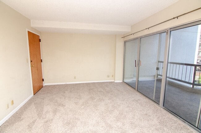 Building Photo - Centrally Located Mid-Town High-rise