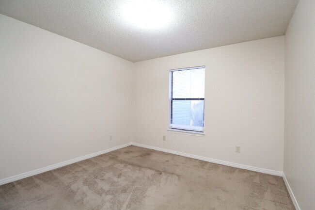 Building Photo - 2BR/2BA 1st-Floor Condo in West Pensacola ...