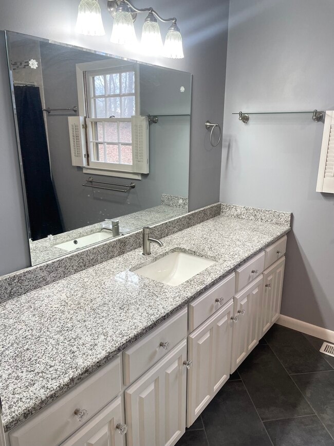 Building Photo - 290 Shawnee Dr