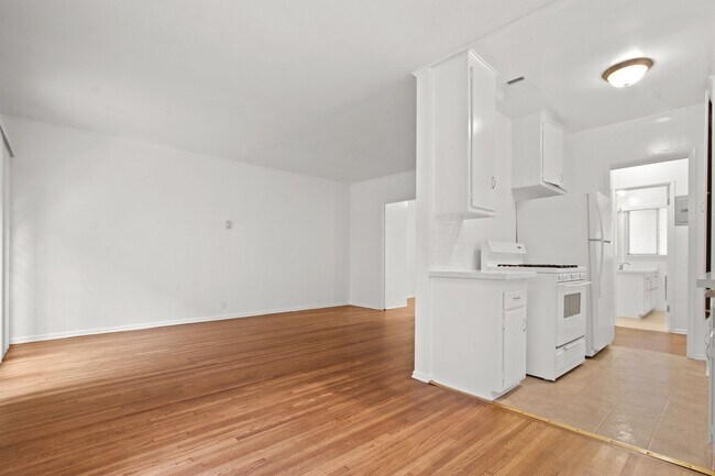 Building Photo - 500 California Ave, North of Wilshire in Santa Monica. 5 blocks to the beach