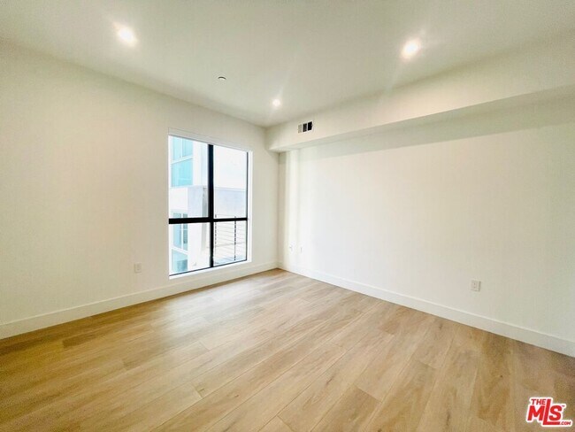 Building Photo - 1235 5th St