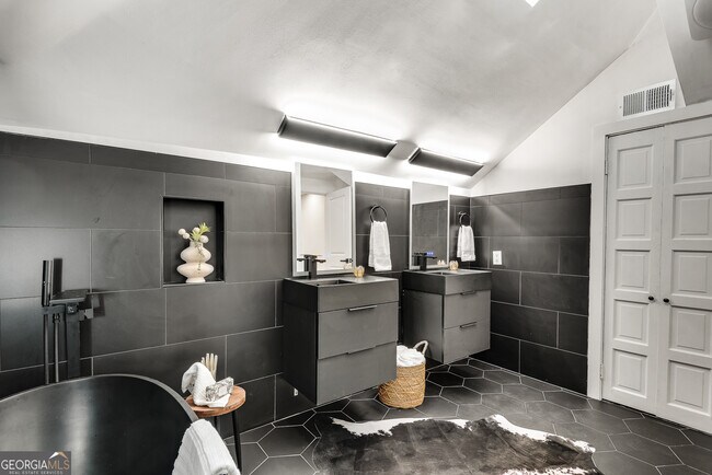 Building Photo - 901 Argonne Ave NE