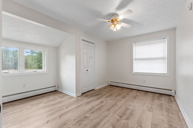 Building Photo - 381 Littlefield Rd