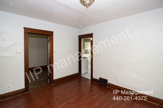 Building Photo - Lovely 2 Bed, 1 Bath Apartment in Clevelan...