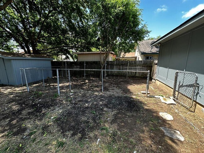 Building Photo - 12207 Shropshire Blvd