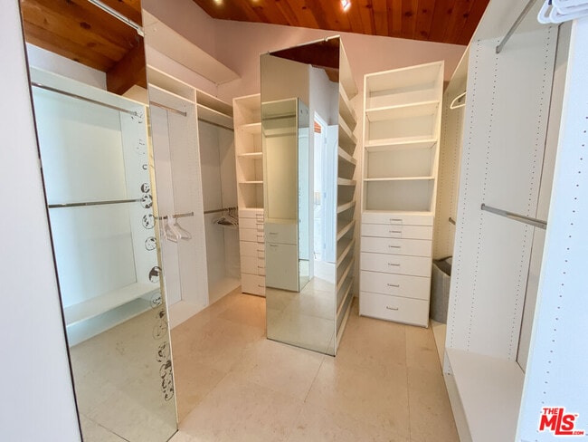 Building Photo - 27112 Malibu Cove Colony Dr