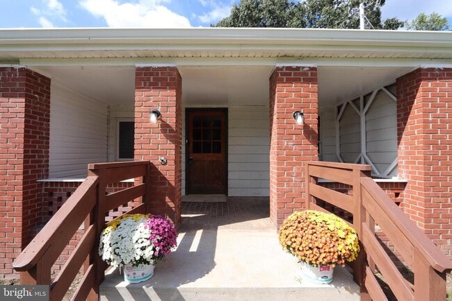 Building Photo - 9540 Greenfield Rd