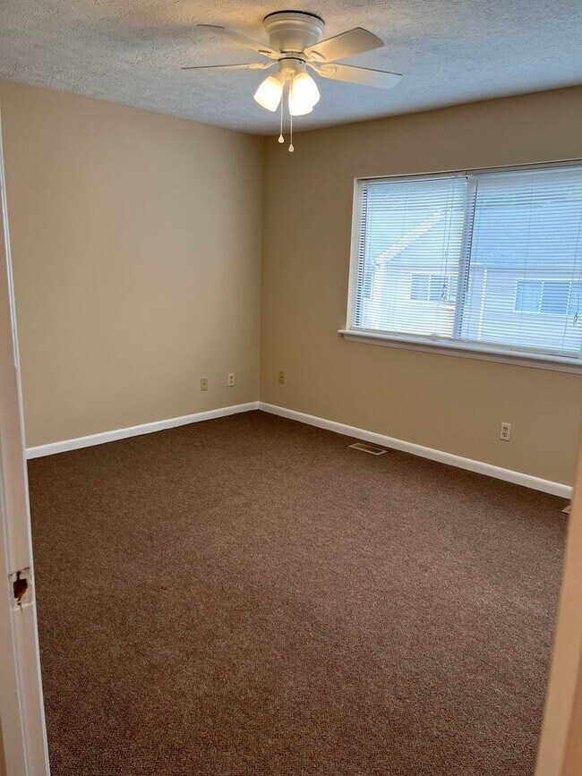 Building Photo - 2 Bedroom 1 1/2 Bath Townhome