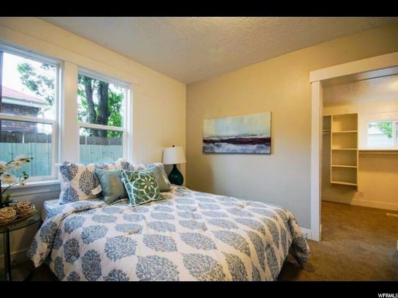 Master bedroom - 2689 Highland Dr