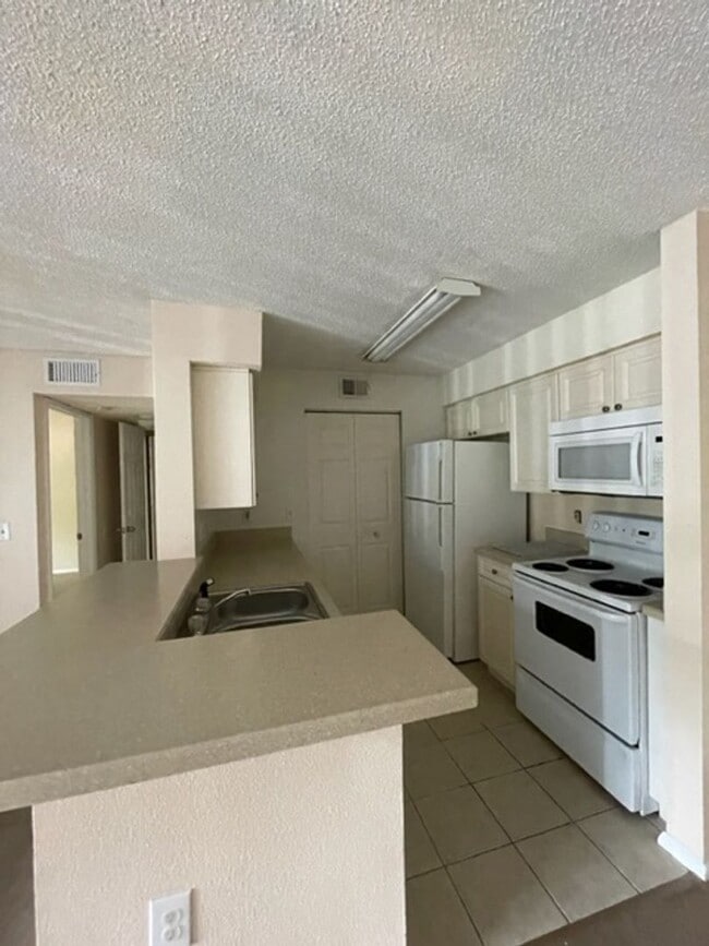 Building Photo - Free Rent for November! 2/2 Condo in Kissimmee for Rent!