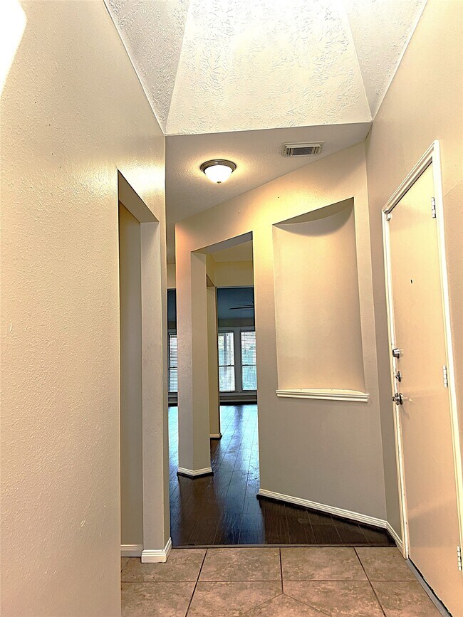 Building Photo - 4910 Linden Pl