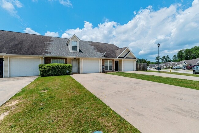 Building Photo - $1750 - Updated 3 bed/3 bath house conveniently located near Doctor's Hospital!