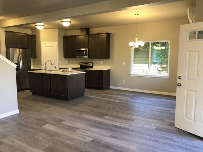 Building Photo - 5 Bedroom, 2.5 Baths Home for Rent, Available in September