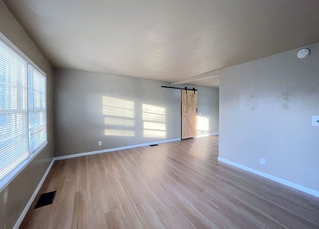 Building Photo - 3 bedroom home with fenced in back yard