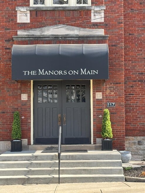 Building Photo - Manors On Main