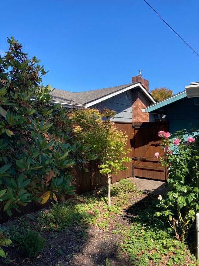 Building Photo - Cozy-Chic in Parkrose ~ Large Fenced Yard ...