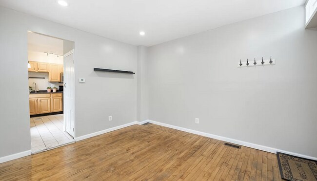 Building Photo - 305 E Cabot St