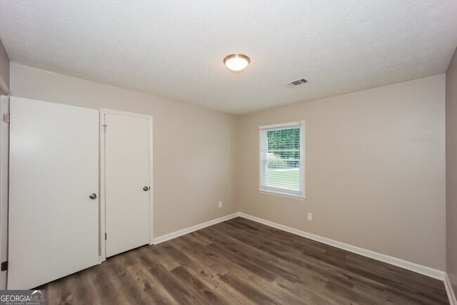 Building Photo - 4741 Cedar Lake Dr SE