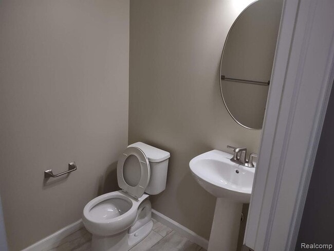 Building Photo - Charming 2-Bed Home in Commerce Township with Modern Amenities