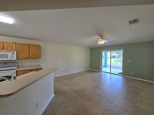 Building Photo - 4 Bedroom 2 Bathroom in Waterford Lakes