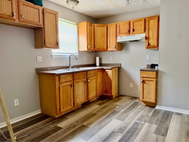 Building Photo - 3 Bedroom Single Family Home