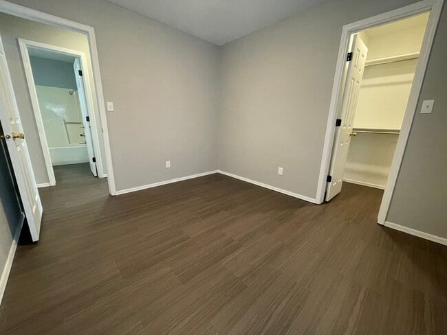 Building Photo - 8512 Southridge Dr