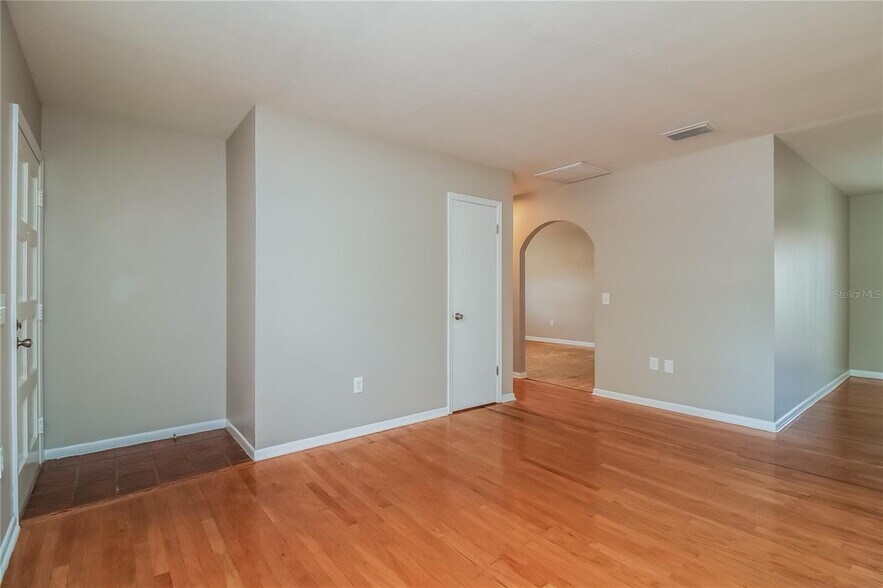 Building Photo - 804 Greenbriar Dr