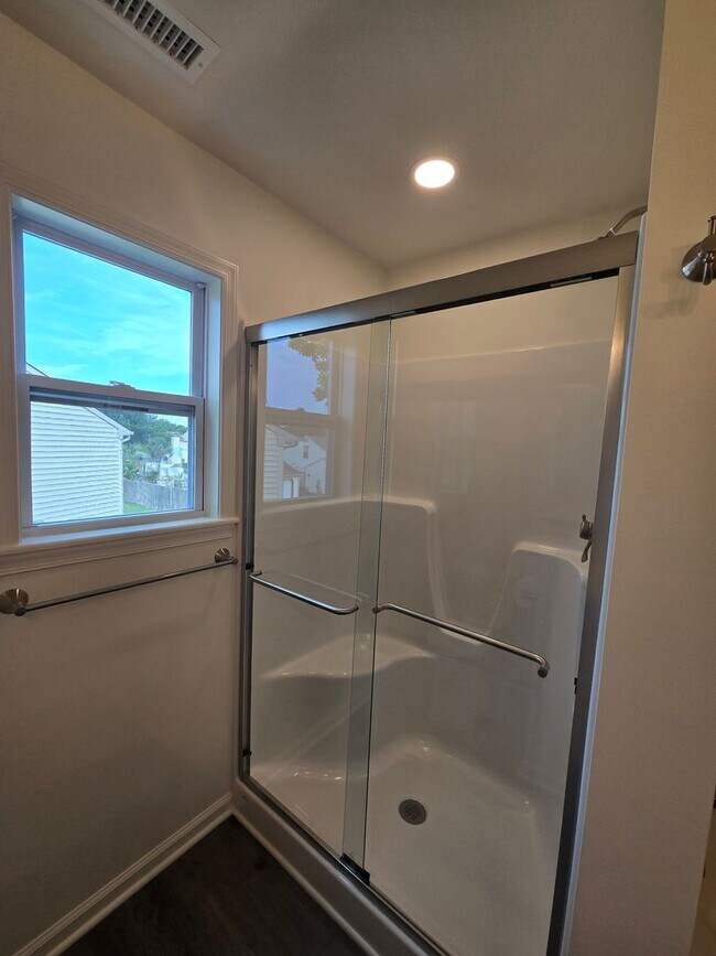 Building Photo - Beautifully renovated 4 bedroom home in Vi...