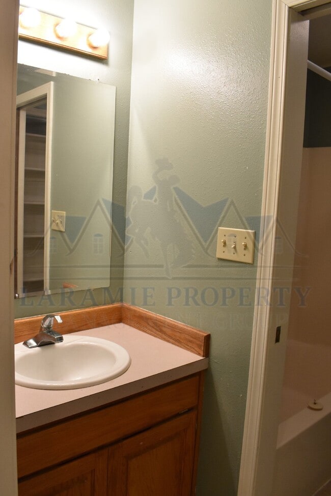 Building Photo - 3 Bedroom 2 Bathroom Apartment