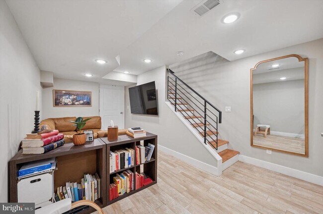 Building Photo - 1233 N Hollywood St