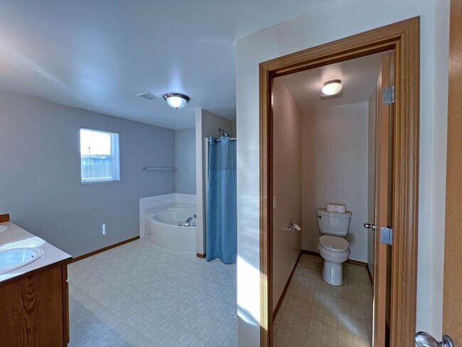 Building Photo - Exceptional 2200 sq ft Three Bedroom 2 Bath Rambler in Fed Way - with A/C