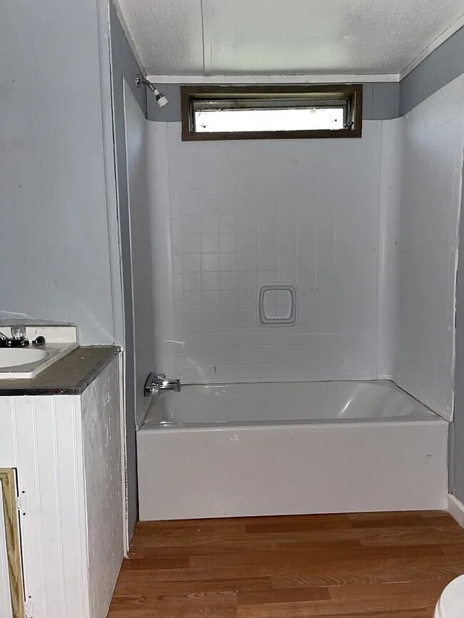 Building Photo - 2 Bedroom 1 Bathroom