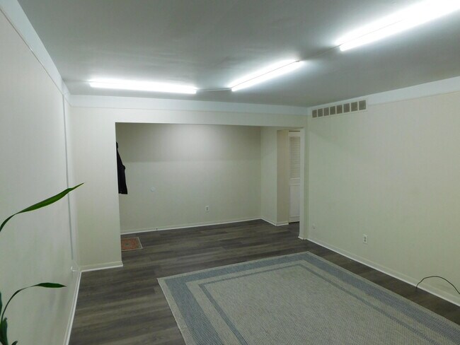 Building Photo - 448 N Fox Hills Dr