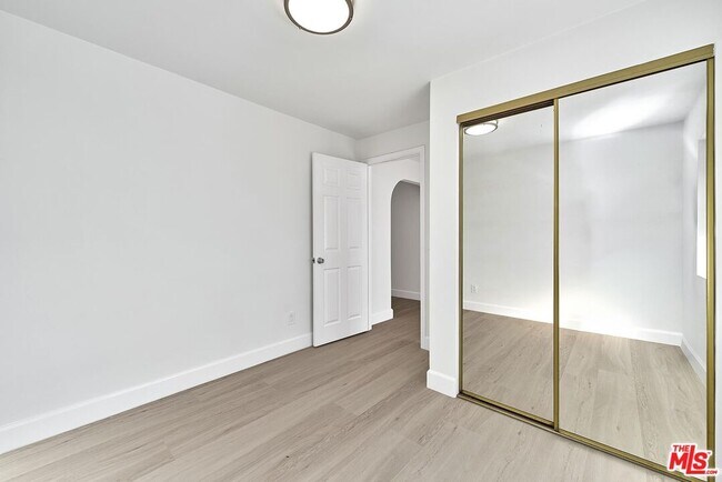 Building Photo - 536 N Oxford Ave