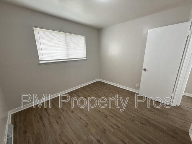 Building Photo - 7701 W Hampton Ave