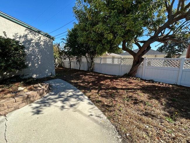 Building Photo - Lovely house for rent: 4 bed 1.75 bath in ...