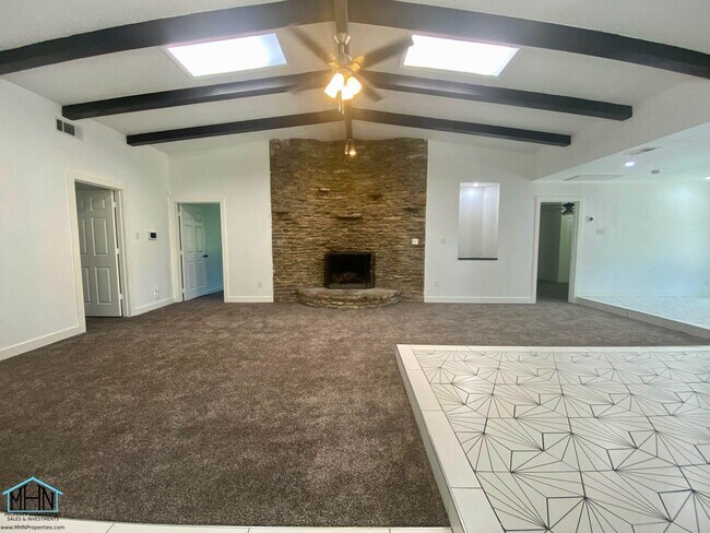 Building Photo - Gorgeous gem! 4 bed/2 bath single-story ho...
