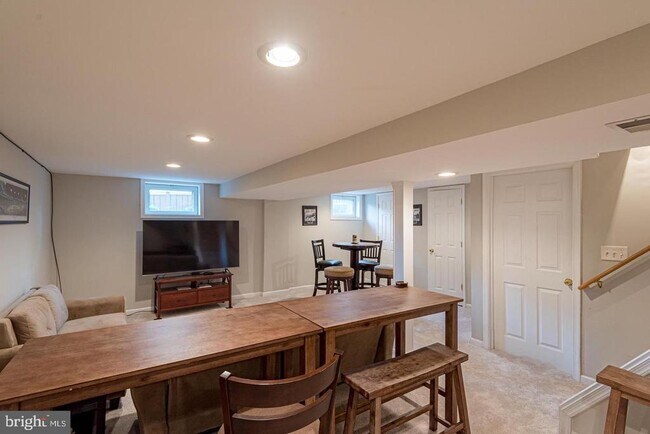 Building Photo - 5106 25th Pl N