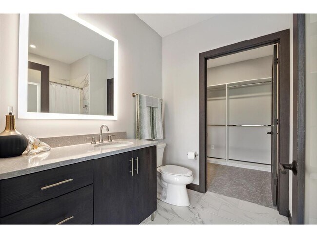 Building Photo - 253 Lake St E