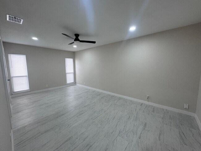Building Photo - Newly Remodeled 3 Bd | 2 Ba | 2 Car Garage in NW Oxbox! Move In Ready!