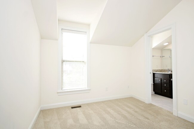 Building Photo - Convenient to UVA's Graduate Schools